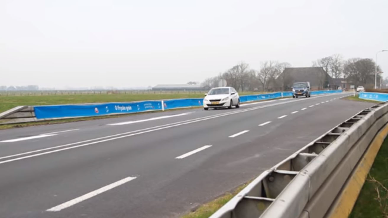 В Нидерландах сделали «поющую» дорогу. И сразу же демонтировали ее
