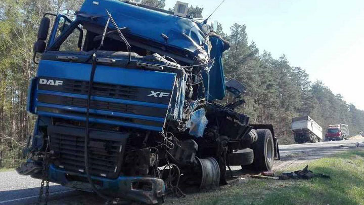 В Житковичском районе лоб в лоб столкнулись два грузовика: один из водителей погиб