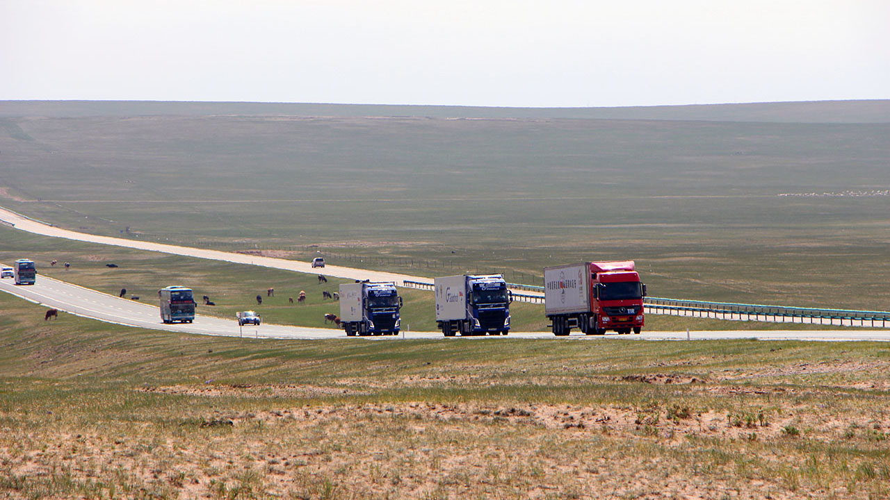 Колонна тестового автопробега «Далянь – Новосибирск» пересекла границу и въехала на территорию России