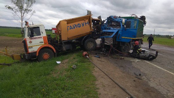 На трассе М3 в Бешенковичском районе грузовик влетел в МАЗ прикрытия: погиб дорожный рабочий