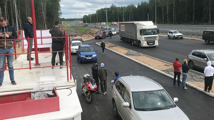 Бензиновый коллапс: в РФ водители застряли по дороге в Санкт-Петербург