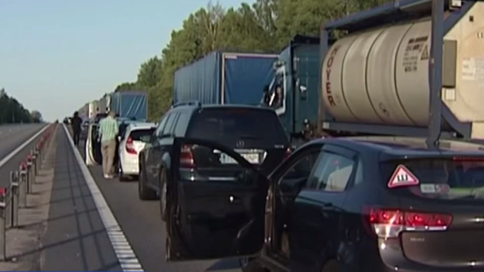 На белорусско-российской границе — многокилометровая очередь из машин