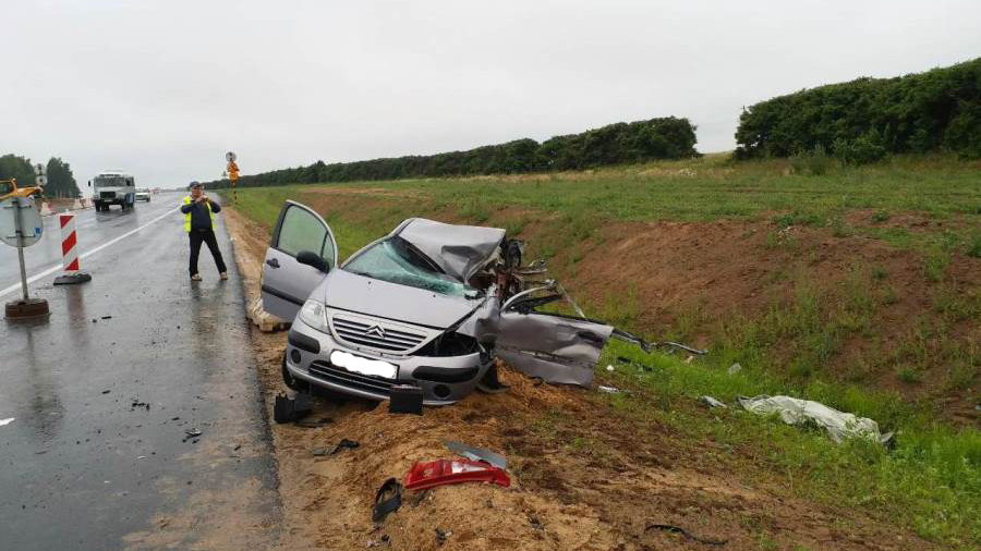 На трассе М6 Citroen зацепил грузовик: погиб водитель легковушки, пассажир в реанимации