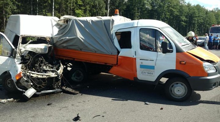 В Слуцком районе микроавтобус влетел в «Газель» дорожников: один человек погиб