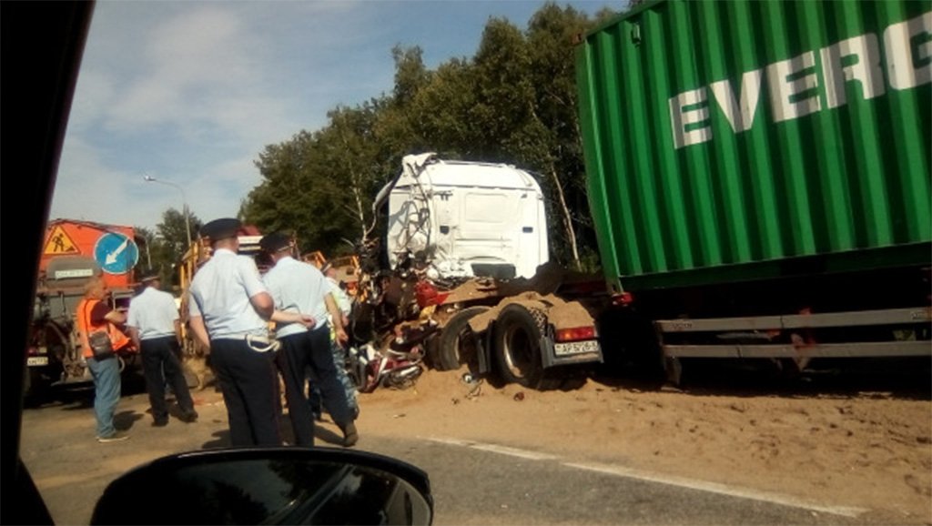 В Смоленской области фура врезалась в стоящий грузовик: погиб водитель из Беларуси