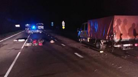 В Березовке 18-летний мотоциклист влетел в грузовик: парень погиб, его пассажирка в реанимации