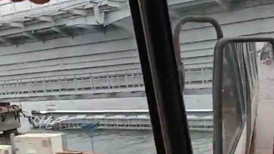 Фрагмент железнодорожного пролета Крымского моста съехал в воду