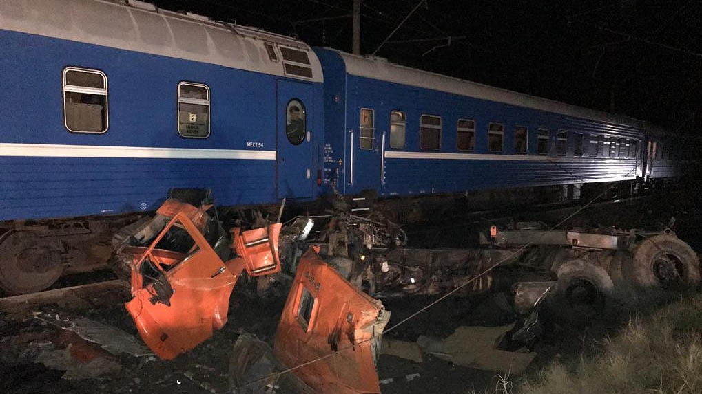 Поезд Минск — Адлер столкнулся с грузовиком в Краснодарском крае. Около 20 пострадавших