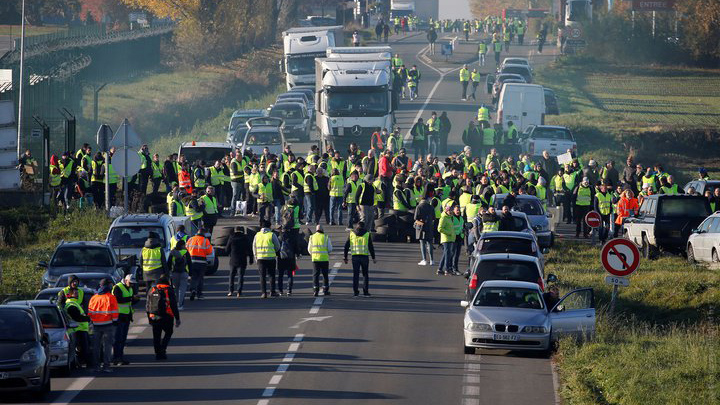 280 тысяч французов вышли на протесты против роста цен на бензин: 227 пострадали, 117 задержаны