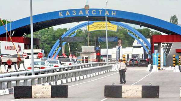 Казахстанская таможня ввела полный досмотр автотранзита из России и Беларуси