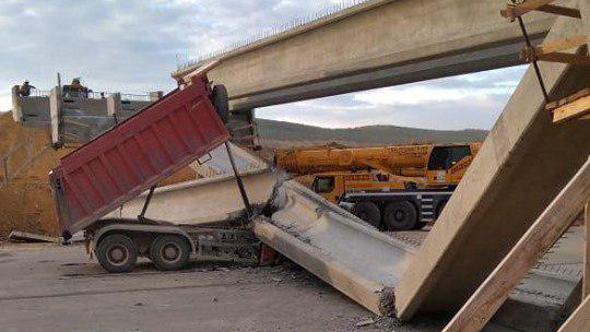 Грузовик субподрядчика обрушил мост в Крыму