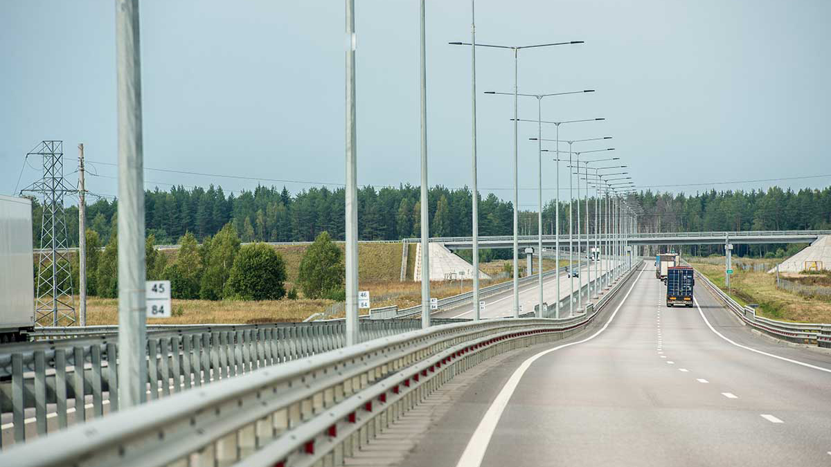 В Азербайджане заявили, что новая магистраль к границе с РФ вдвое ускорит грузовые автоперевозки